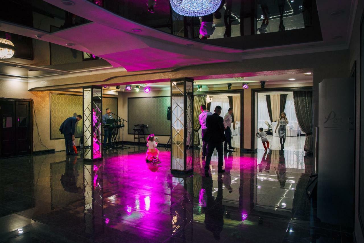 Роляда Hotel Tysmenytsia Ngoại thất bức ảnh