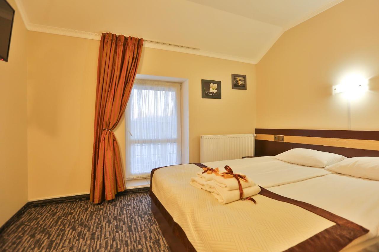 Роляда Hotel Tysmenytsia Ngoại thất bức ảnh