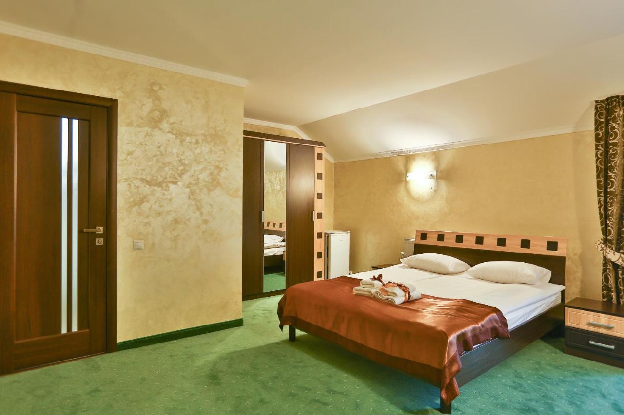 Роляда Hotel Tysmenytsia Ngoại thất bức ảnh